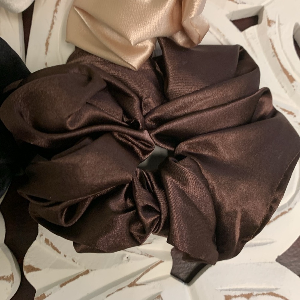 Bundle of 5 Oversized Scrunchies Black, Champagne Gold, White, and Pink NIB - Picture 8 of 10